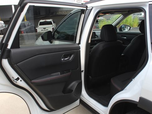 Used 2025 Nissan Rogue SV AWD/4WD image 21