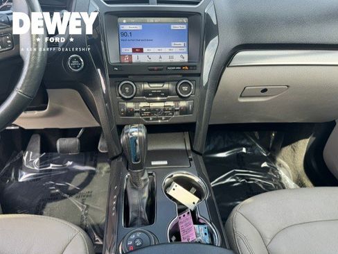 Used 2018 Ford Explorer XLT w/ Equipment Group 202A AWD/4WD image 17