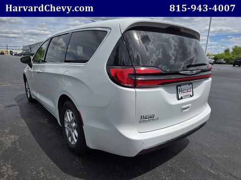 Used 2023 Chrysler Pacifica Touring-L FWD image 6
