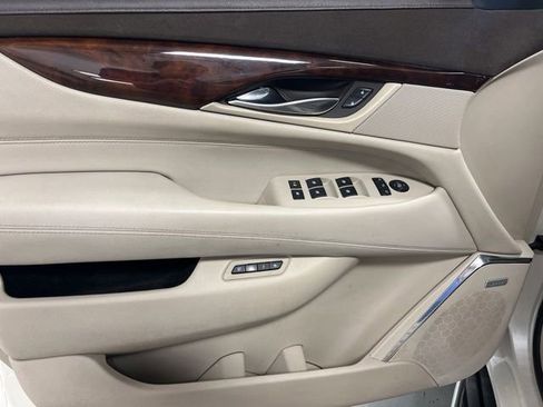 Used 2015 Cadillac Escalade Luxury AWD/4WD image 12