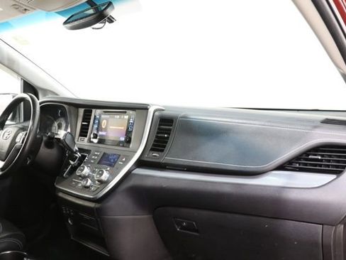 Used 2017 Toyota Sienna SE w/ SE Preferred Package FWD image 14