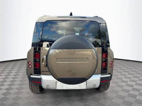 Used 2022 Land Rover Defender 90 image 7