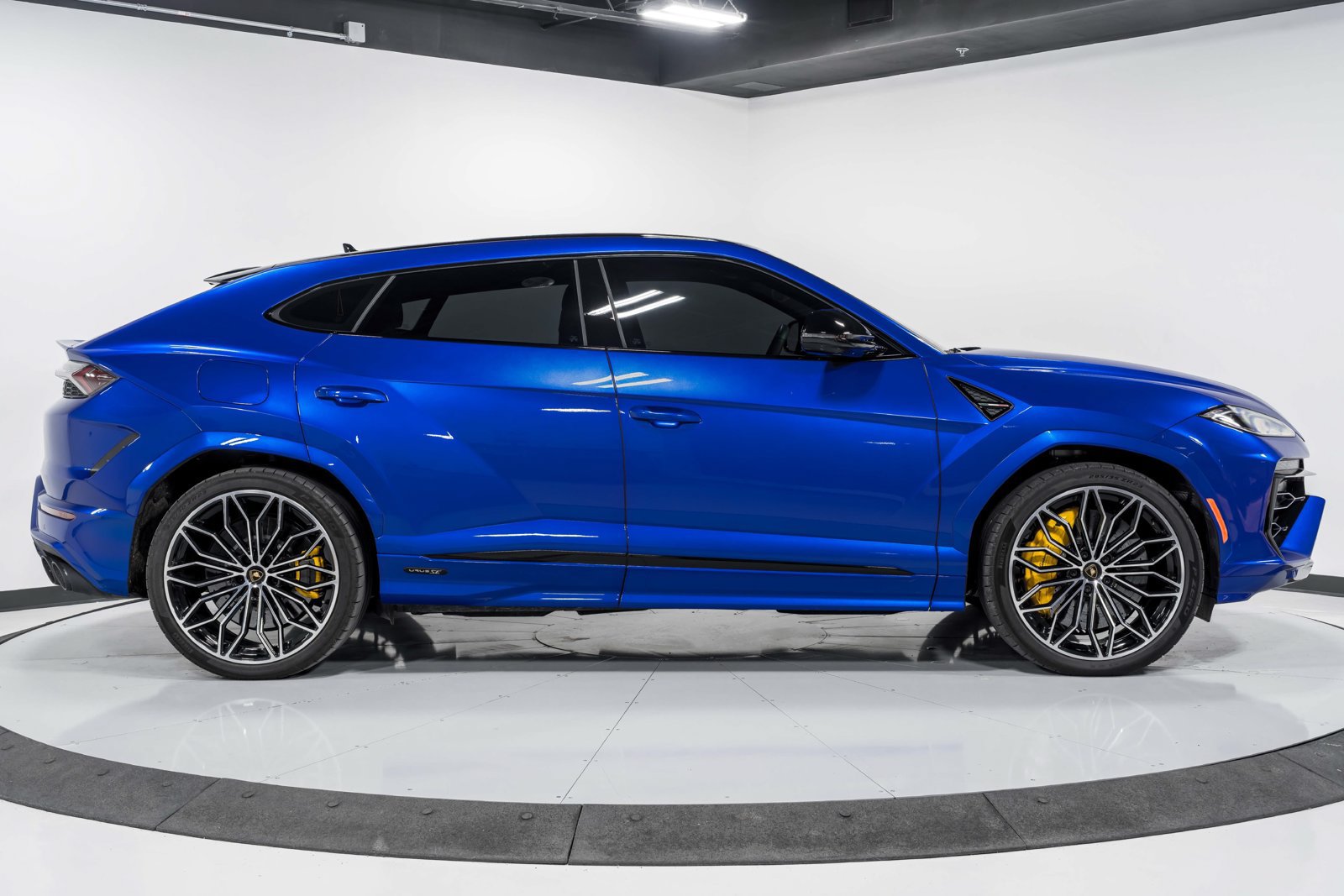 Used 2025 Lamborghini Urus SE AWD/4WD image 2