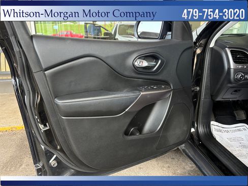 Used 2019 Jeep Cherokee Latitude Plus FWD image 11