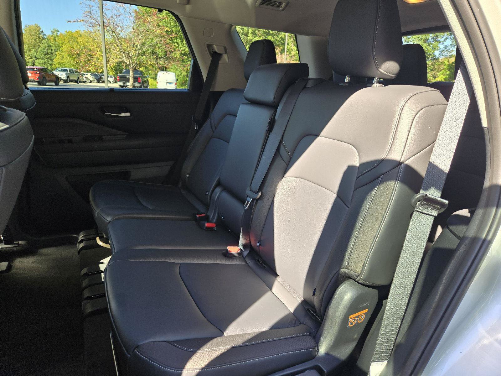 Used 2025 Nissan Pathfinder SL AWD/4WD image 27