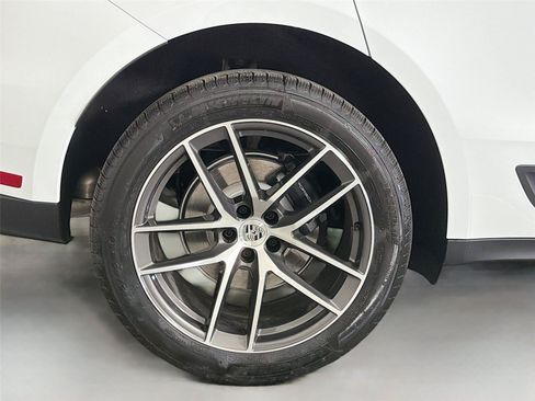 Certified 2026 Porsche Macan AWD/4WD image 13
