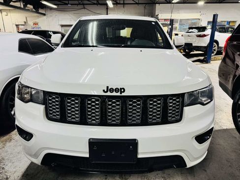 Used 2018 Jeep Grand Cherokee Altitude AWD/4WD image 3
