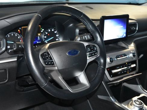 Used 2022 Ford Explorer XLT w/ Equipment Group 202A image 2