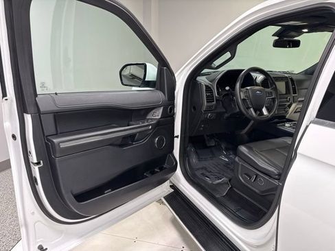 Used 2018 Ford Expedition XLT w/ Equipment Group 202A AWD/4WD image 12