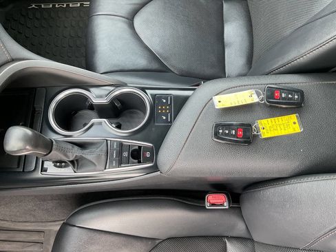 Used 2020 Toyota Camry XLE image 25