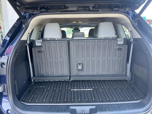 Used 2021 Toyota Highlander Limited image 3