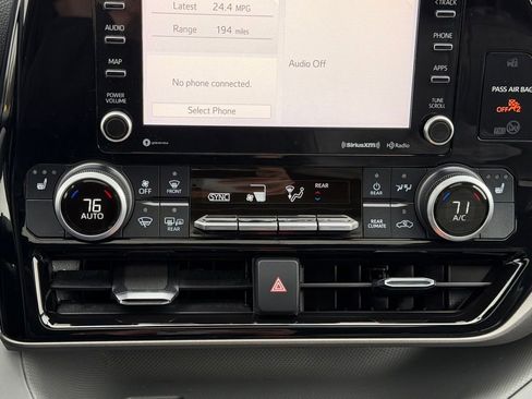 Used 2022 Toyota Highlander XLE AWD/4WD image 19