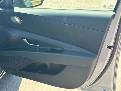 Used 2025 Hyundai Elantra SE FWD image 14