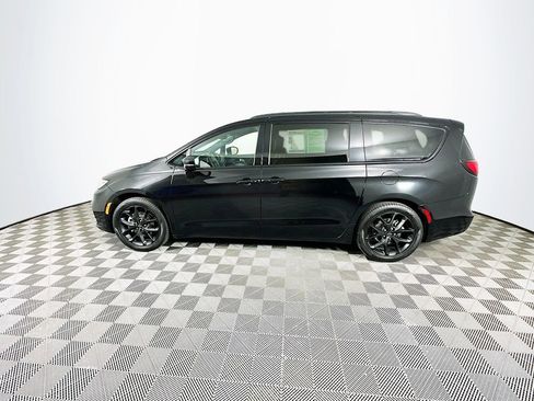 Used 2025 Chrysler Pacifica Limited image 6