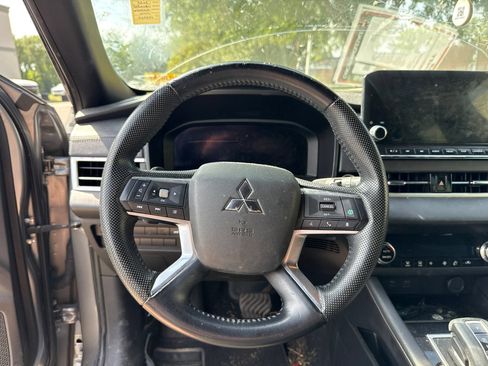 Used 2023 Mitsubishi Outlander SE Black Edition FWD image 17