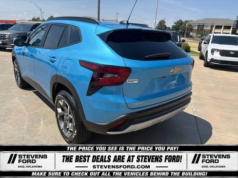 Used 2025 Chevrolet Trax LT FWD image 9