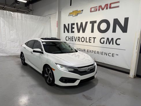 Used 2017 Honda Civic Touring image 2