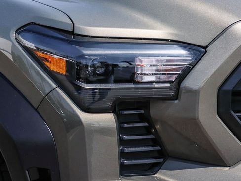 Used 2025 Toyota Tacoma TRD Off-Road AWD/4WD image 4