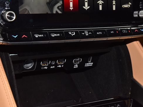 Used 2024 Jeep Grand Wagoneer Series III w/ Rear Seat Video Group 1 AWD/4WD image 31