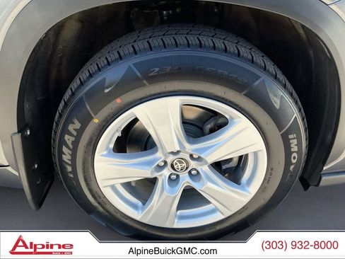 Used 2024 Toyota Highlander LE AWD/4WD image 14