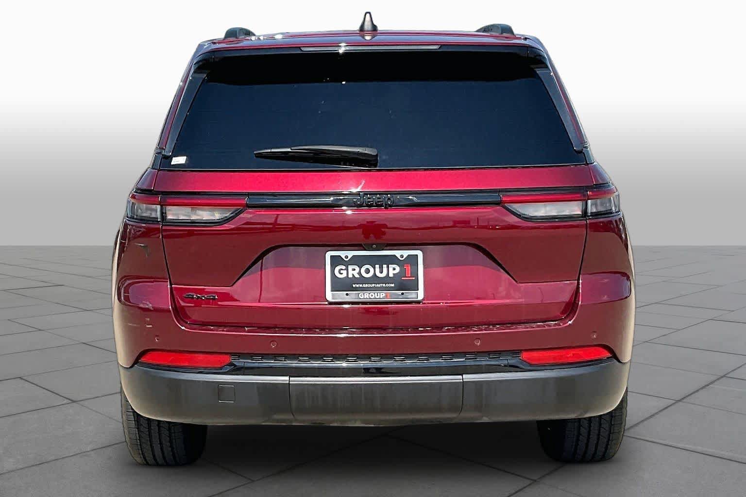 Used 2023 Jeep Grand Cherokee Altitude AWD/4WD image 5