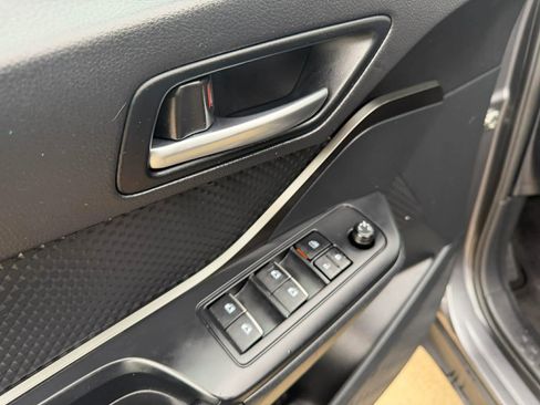 Used 2018 Toyota C-HR XLE FWD image 11