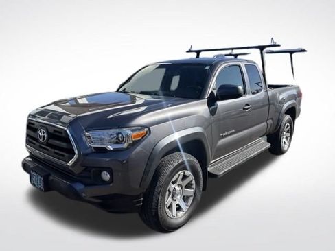 Used 2017 Toyota Tacoma SR5 w/ Tow Package RWD image 4