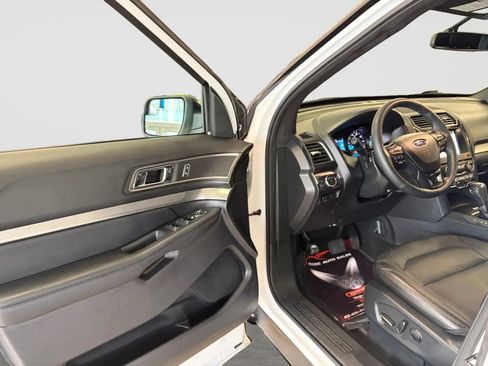 Used 2018 Ford Explorer XLT w/ Equipment Group 202A AWD/4WD image 11