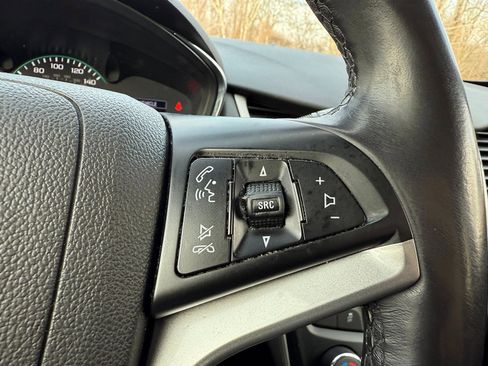 Used 2020 Chevrolet Trax LT w/ Sun & Sound Package image 33