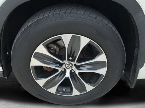 Used 2020 Toyota Highlander XLE AWD/4WD image 9