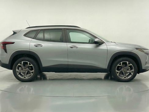 Used 2025 Chevrolet Trax LT FWD image 11