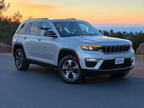 Used 2023 Jeep Grand Cherokee 4WD 4xe image 2