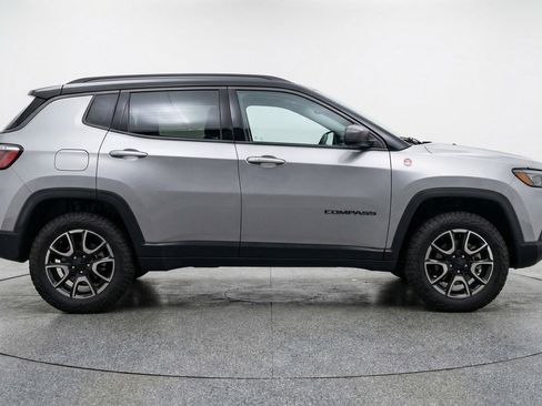 Used 2025 Jeep Compass Trailhawk AWD/4WD image 11