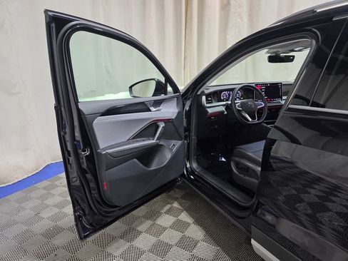 Certified 2025 Volkswagen Tiguan SE w/ Panoramic Sunroof Package image 11