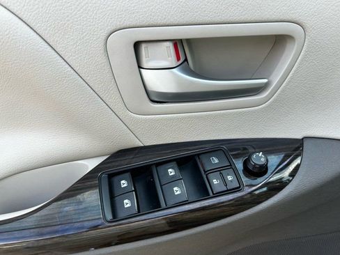 Used 2016 Toyota Sienna XLE Premium image 16