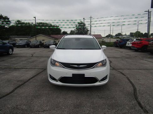 Used 2018 Chrysler Pacifica Touring-L w/ Advanced Safetytec Group FWD image 2