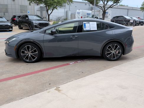 Used 2024 Toyota Prius XLE FWD image 7