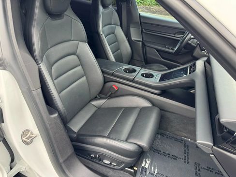 Used 2022 Porsche Taycan image 22