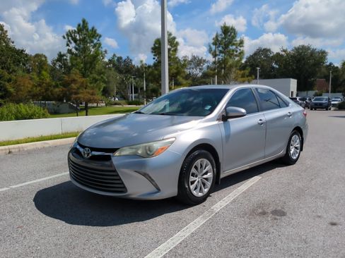 Used 2015 Toyota Camry LE FWD image 2