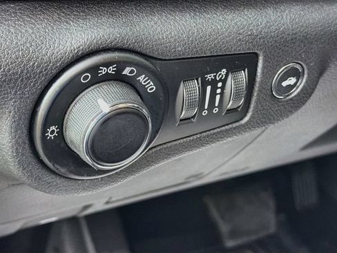 Used 2015 Chrysler 200 LX FWD image 10
