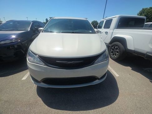 Used 2020 Chrysler Pacifica Touring w/ S Appearance Package FWD image 2