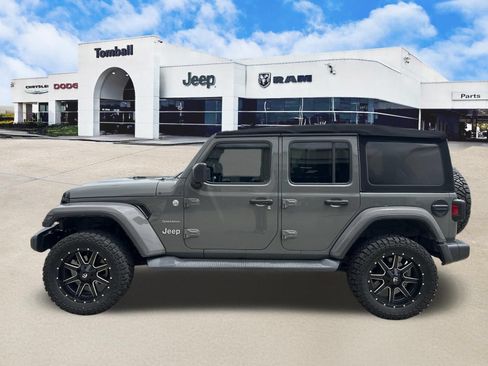 Used 2018 Jeep Wrangler Unlimited Sahara AWD/4WD image 4