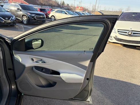 Used 2017 Chevrolet Volt LT w/ Comfort Package image 18