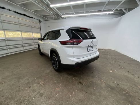 Used 2024 Nissan Rogue SV image 4