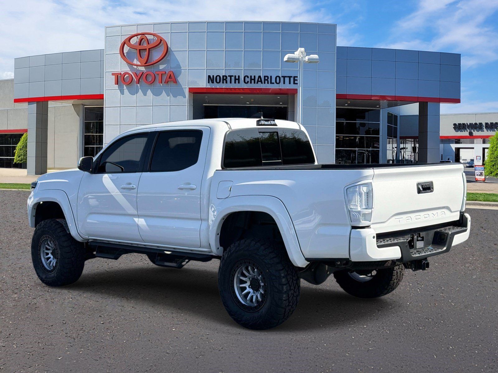 Used 2023 Toyota Tacoma TRD Off-Road w/ TRD Premium Off Road Package AWD/4WD image 4