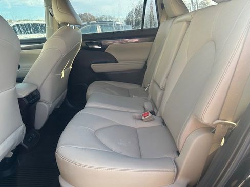 Used 2020 Toyota Highlander Limited image 11