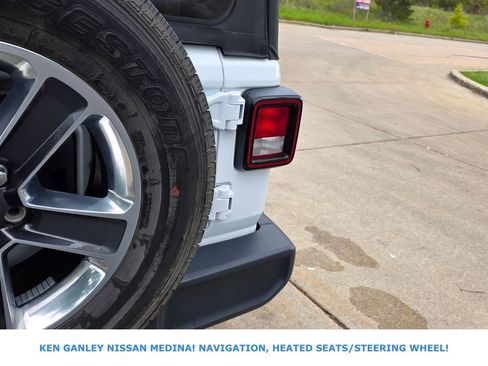 Used 2018 Jeep Wrangler Unlimited Sahara AWD/4WD image 15