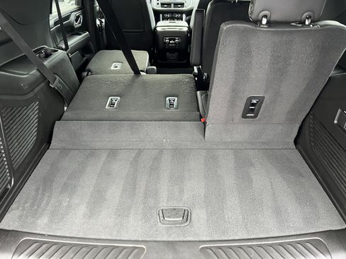 Used 2024 GMC Yukon SLT w/ SLT Luxury Package image 21