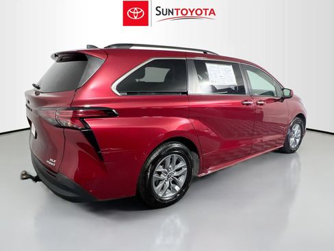Used 2022 Toyota Sienna XLE FWD image 4