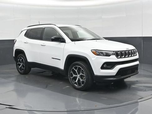 Used 2024 Jeep Compass Latitude w/ Altitude Special Edition AWD/4WD image 1